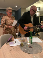 Hilde med gitaristen
